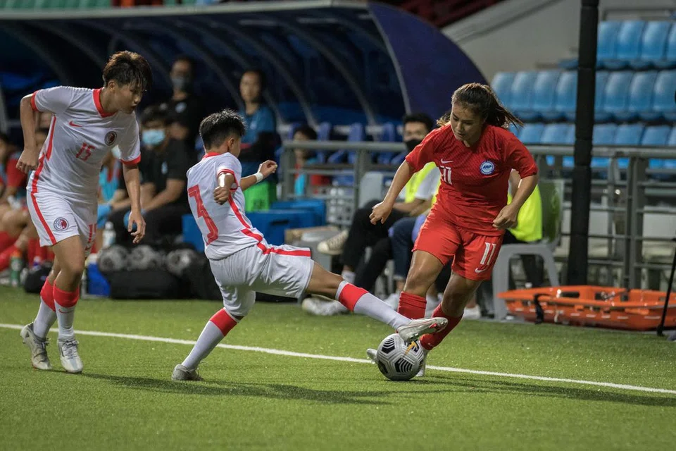 Pemain pertahanan Singapura, Putri Syaliza Sazali (kanan), antara pemain yang menentang Hong Kong pada 2022. Kededua pasukan  akan bertemu sekali lagi pada 12 Jun secara tertutup dan 15 Jun di Stadium Choa Chu Kang. Perlawanan persahabatan tersebut akan digunakan sebagai penanda tahap kesediaan mereka bagi kempen kelayakan Piala Asia Wanita AFC 2026.