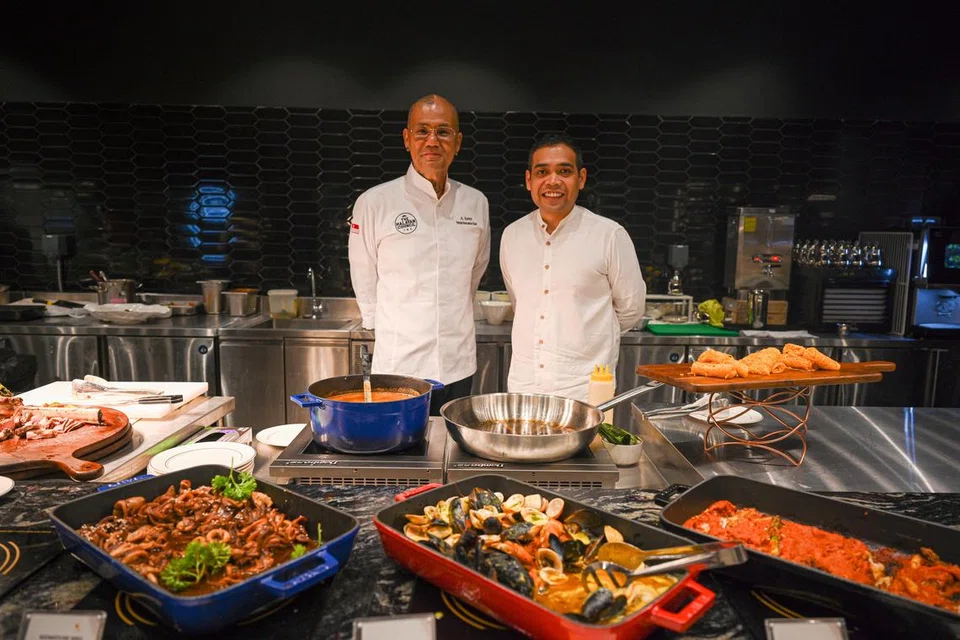 HIDANGAN BARU: Cef The Malayan Council,  Husaini Adris (kiri) bersama pemilik bersama Encik Mohammad Hafiz Salim Alkhatib (kanan) mengambil masa enam bulan untuk proses penyelidikan dan pembangunan hidangan di The Fullerton Waterboat House. 