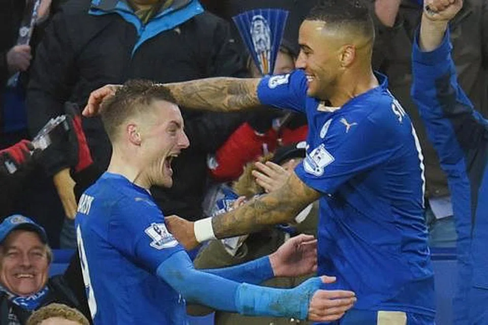 AKHIRNYA JARINGKAN GOL: Jamie Vardy (kiri) menyambut dengan gembira bersama rakan sepasukan, Danny Simpson, selepas menjaringkan gol ketika pasukannya, Leicester City, membenam Stoke City. - Foto REUTERS