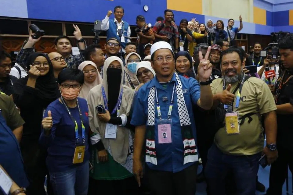 Calon Perikatan Nasional (PN) daripada Parti Islam SeMalaysia (PAS), Encik Abidin Ismail (tengah), memenangi pilihan raya kecil (PRK) bagi kerusi Dewan Undangan Negeri (DUN) Sungai Bakap, di Pulau Pinang, pada 6 Julai. 