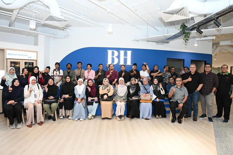 Editor Berita Harian (BH), Encik Nazry Mokhtar (empat dari kanan), bersama Timbalan Pengarah Satu Sektor Masjid, Majlis Ugama Islam Singapura (Muis), Encik Hisham Hasim (tiga dari kanan); Editor Berita BH, Encik Nazri Hadi Saparin (dua dari kanan); Editor Audiens dan Perkembangan BH, Cik Norhaiza Hashim (kiri, berdiri) dan kakitangan masjid di bilik berita BH pada 19 November.