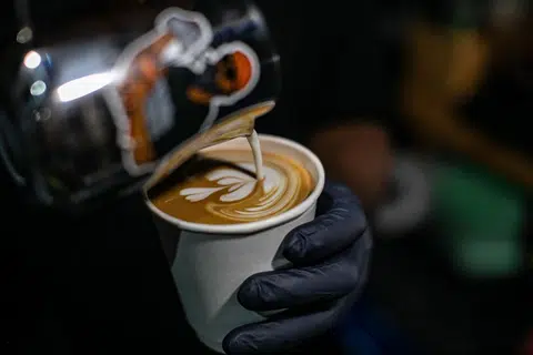 SENI KOPI: Hiasan corak daun atau ‘latte art’ yang dihasil Encik Zulkhairi.