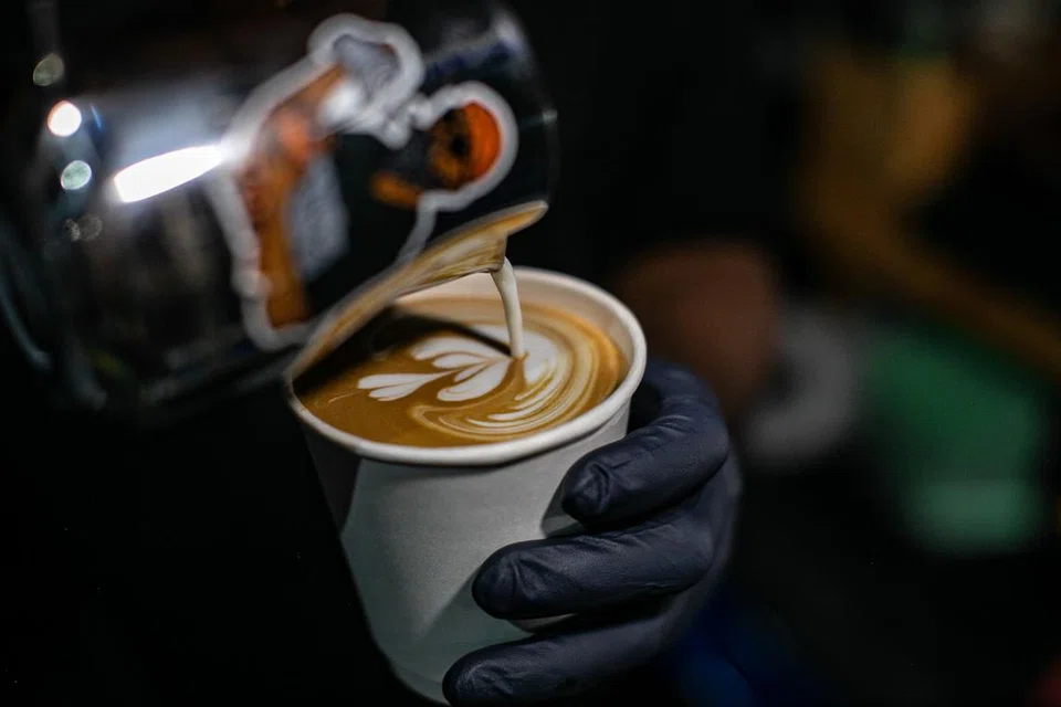 SENI KOPI: Hiasan corak daun atau ‘latte art’ yang dihasil Encik Zulkhairi.