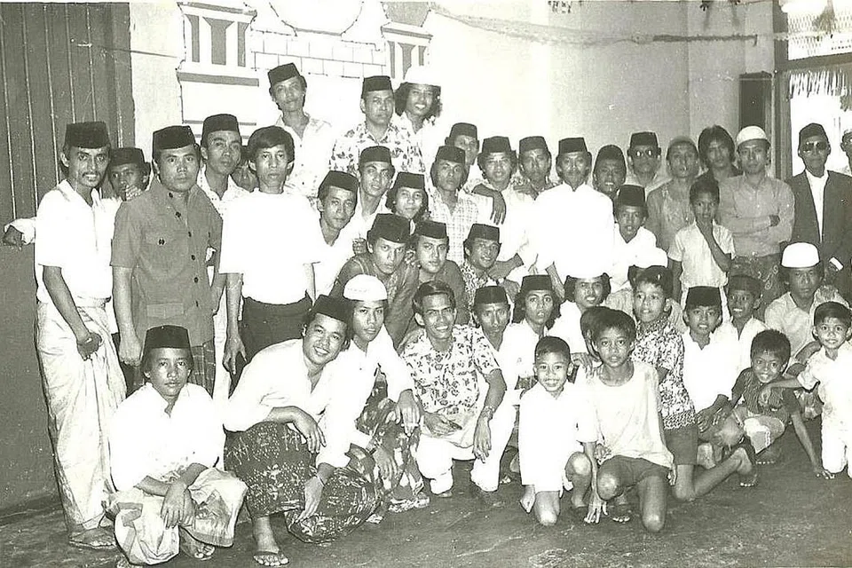 MEMBESAR BERSAMA: Kaum lelaki PPGC bergambar selepas solat Hari Raya di dewan serbaguna atau estal pada tahun 1960-an. Selain tempat solat, dewan ini dijadikan tempat tidur kaum lelaki bujang dan budak lelaki. - Foto-foto ihsan ENCIK ABDUL SARIP NAHARAWI