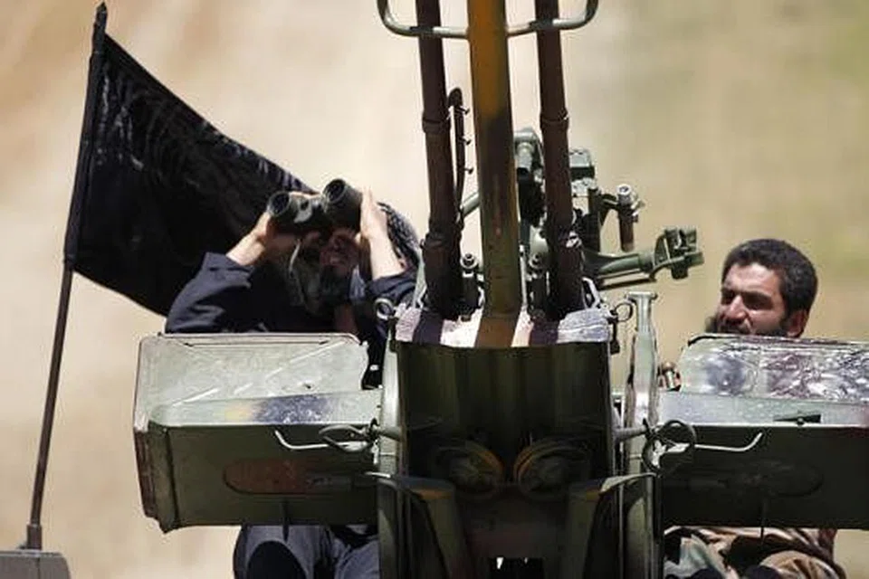 DIKAITKAN DENGAN AL-QAEDA: Seorang anggota kumpulan militan Jabhat Al-Nusra meninjau pesawat perang yang taat kepada Presiden Syria Bashar Al-Assad di barisan hadapan Khan Sheikhoun, daerah utara Idlib, Syria, 17 Mei lalu. - Foto REUTERS