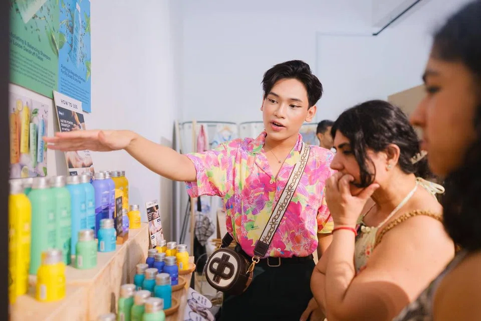 Rayyan Afiq Mohamed Azlin, 20 tahun, turun padang semasa menjalani latihan sambil belajar bagi memasarkan produk syarikat untuk lebih mendalami proses pemasaran.