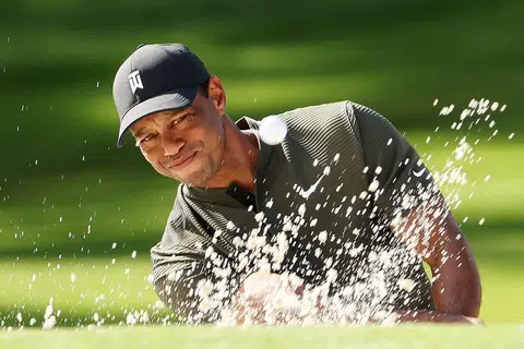 KEPUTUSAN TERBAIK: Juara bertahan Tiger Woods menyamai keputusan terbaiknya dalam pusingan pembukaan kejohanan Masters kelmarin dan hanya tiga pukulan di belakang pendahulu kejohanan Paul Casey. - Foto AFP