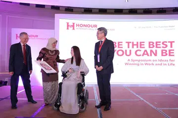 (Kiri ke kanan) Encik Lim Siong Guan, Pengerusi Honour (Singapura), tetamu terhormat Presiden Halimah Yacob, dan pelukis dari Persatuan Pelukis Tangan dan Kaki Seluruh Dunia (MFPA) Cik Zhang Kaini, Encik Philip Ng, Ketua Pegawai Eksekutif Far East Organization. FOTO: Honour (Singapore)