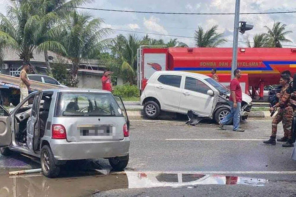 Seorang wanita maut manakala dua anaknya cedera setelah kenderaan yang dipandunya dirempuh dua kenderaan dalam nahas melibatkan tiga kenderaan di Kilometer 94.8 Jalan Kuala Terengganu-Kuantan, Paka, pada 26 Jun.