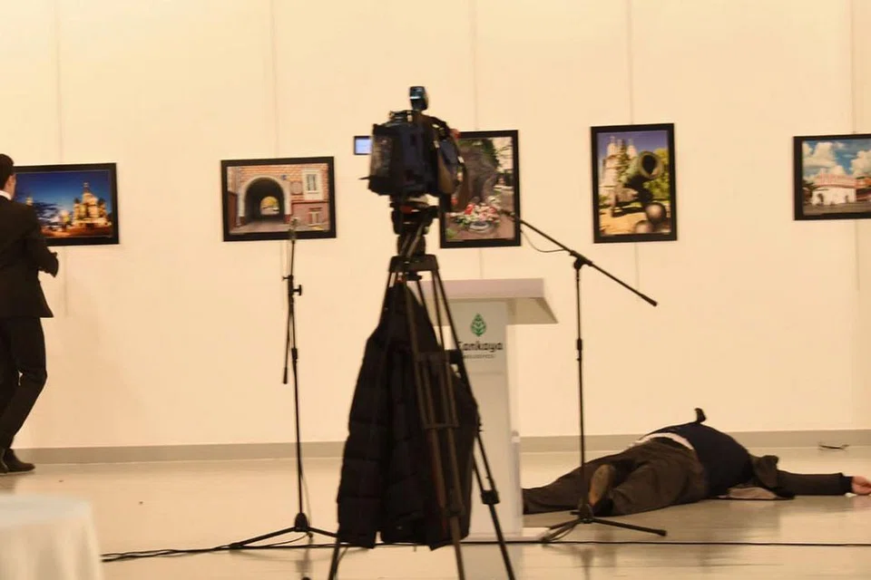 TERBUJUR KAKU: Duta Besar Russia ke Turkey, Encik Andrei Karlov, bergelimpang di atas lantai selepas ditembak oleh seorang lelaki berusia 22 tahun (kiri) di galeri seni di Ankara, Turkey. - Foto REUTERS