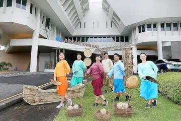 MENJUNJUNG BUDAYA: (dari kiri) Sharmaine Goh, Andrew Marko, Suhaili Safari, Lian Sutton, Rizman Putra dan Elizabeth Loh merupakan barisan pelakon teater interaktif, Jurong Songbook, yang dipentaskan sebagai sebahagian daripada Festival Warisan Singapura 2018. - Foto BH oleh JONATHAN CHOO