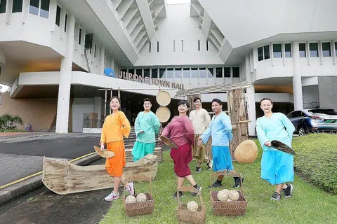 MENJUNJUNG BUDAYA: (dari kiri) Sharmaine Goh, Andrew Marko, Suhaili Safari, Lian Sutton, Rizman Putra dan Elizabeth Loh merupakan barisan pelakon teater interaktif, Jurong Songbook, yang dipentaskan sebagai sebahagian daripada Festival Warisan Singapura 2018. - Foto BH oleh JONATHAN CHOO