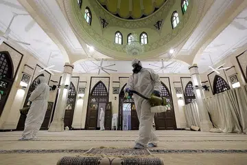 PEMBERSIHAN RAPI: Syarikat pembasmian kuman telah dikerahkan membersihkan perkarangan Masjid Hajjah Fatimah petang semalam. - Foto BH oleh GAVIN FOO