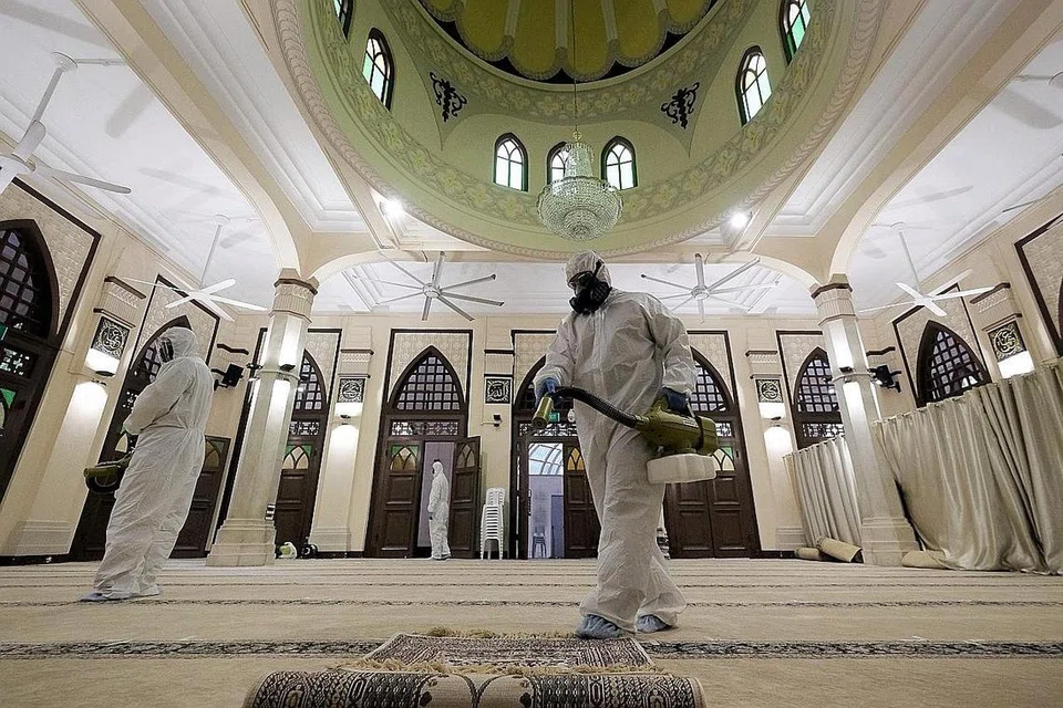 PEMBERSIHAN RAPI: Syarikat pembasmian kuman telah dikerahkan membersihkan perkarangan Masjid Hajjah Fatimah petang semalam. - Foto BH oleh GAVIN FOO