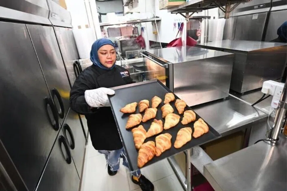 Cik Nur Syafawani bekerja dari dua ruang dapur komersial. Ruang yang lebih kecil terletak di Pusat Beli-Belah Viva Vista di South Buona Vista Road, manakala ruang yang lebih besar berada di Johor Bahru (JB).