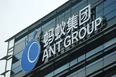 DIGANTUNG: Tawaran Awam Awal (IPO) kumpulan pinjaman dalam talian, Ant Group telah digantung dalam kedua-dua Bursa Saham Shanghai dan Hongkong dua hari sebelum saham itu disenaraikan. - Foto AFP