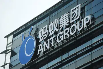 DIGANTUNG: Tawaran Awam Awal (IPO) kumpulan pinjaman dalam talian, Ant Group telah digantung dalam kedua-dua Bursa Saham Shanghai dan Hongkong dua hari sebelum saham itu disenaraikan. - Foto AFP