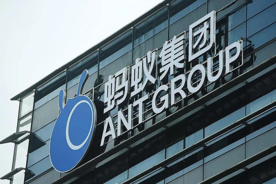 DIGANTUNG: Tawaran Awam Awal (IPO) kumpulan pinjaman dalam talian, Ant Group telah digantung dalam kedua-dua Bursa Saham Shanghai dan Hongkong dua hari sebelum saham itu disenaraikan. - Foto AFP
