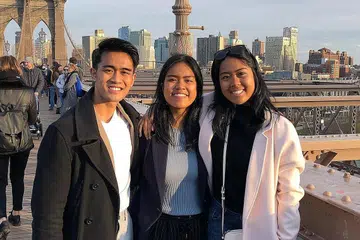 PENCAPAIAN MEMBANGGAKAN: Ketiga-tiga beradik yang kini menuntut di United Kingdom termasuk (dari kiri) Encik Ashraf Yusoff merupakan mahasiswa tahun akhir bidang perubatan di University College London; Cik Dinah Yusoff merupakan mahasiswi tahun keempat bidang pergigian di King's College London; dan Cik Aisyah Yusoff bakal memulakan pengajian sarjana falsafahnya dalam bidang antropologi sosial di Universiti Cambridge. - Foto ihsan AISYAH YUSOFF