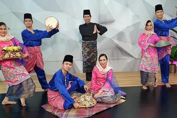 MEMBUAT PERUBAHAN: Sri Warisan (gambar atas) kini mengadakan beberapa persembahan secara digital atau program secara langsung ke sekolah-sekolah yang membuat tempahan bersama mereka. - Foto SRI WARISAN