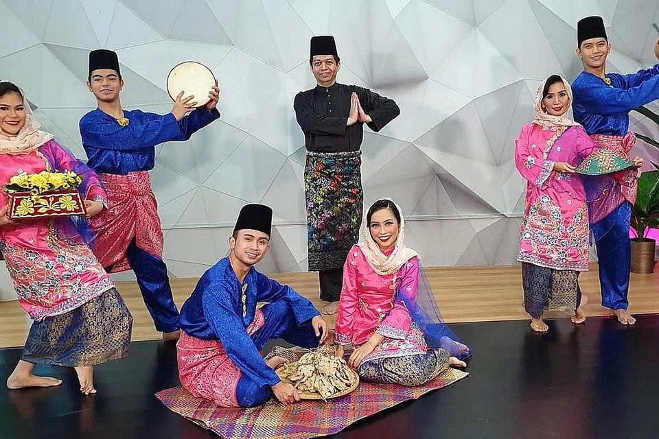 MEMBUAT PERUBAHAN: Sri Warisan (gambar atas) kini mengadakan beberapa persembahan secara digital atau program secara langsung ke sekolah-sekolah yang membuat tempahan bersama mereka. - Foto SRI WARISAN