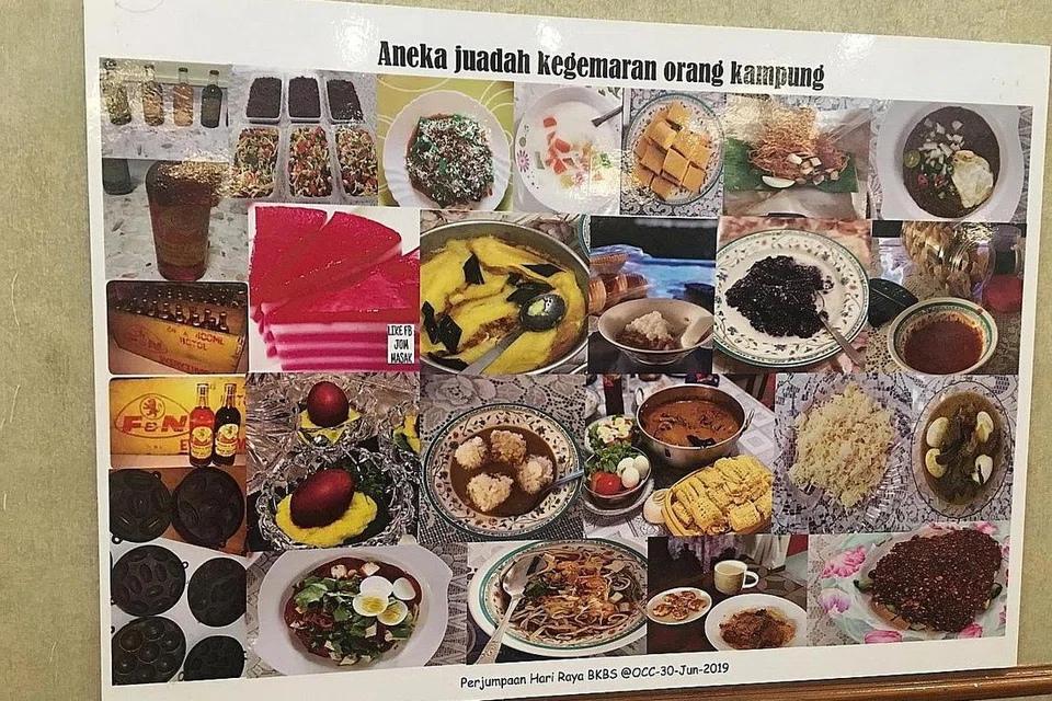 HIDANGAN KEGEMARAN: Pelbagai sajian popular dari Bussorah Street seperti nasi rawon, sambal jenganan, rojak, kole-kole, roti paun adalah antara gambar yang dipamerkan dalam majlis Hari Raya. 
