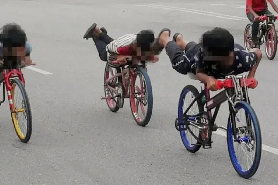 Gambar sekadar ilustrasi - Pelumba basikal lajak berbaring ala ‘superman’ atas basikal yang diubah suai dan tidak mempunyai brek atau lampu, dianggap aktiviti merbahaya di jalan raya.