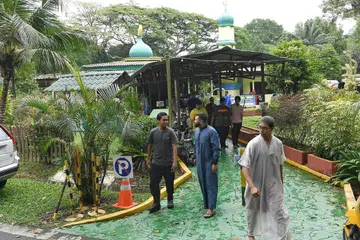 TETAP SIBUK: Walaupun lokasi Masjid Petempatan Melayu Sembawang agak terpencil, ia tetap sibuk pada waktu-waktu tertentu seperti semasa sembahyang Jumaat (gambar), tarawih dan sembahyang Hari Raya. - Foto-foto BM oleh KHALID BABA
