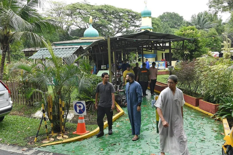 TETAP SIBUK: Walaupun lokasi Masjid Petempatan Melayu Sembawang agak terpencil, ia tetap sibuk pada waktu-waktu tertentu seperti semasa sembahyang Jumaat (gambar), tarawih dan sembahyang Hari Raya. - Foto-foto BM oleh KHALID BABA