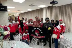 KERJA AMAL: Anggota Parlimen GRC Jalan Besar, Dr Wan Rizal Wan Zakariah (barisan depan, tiga dari kanan), turut hadir di acara malam penghargaan Singapore Bikerz Inclub Sabtu lalu. - Foto SINGAPORE BIKERZ INCLUB