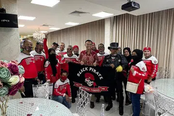KERJA AMAL: Anggota Parlimen GRC Jalan Besar, Dr Wan Rizal Wan Zakariah (barisan depan, tiga dari kanan), turut hadir di acara malam penghargaan Singapore Bikerz Inclub Sabtu lalu. - Foto SINGAPORE BIKERZ INCLUB