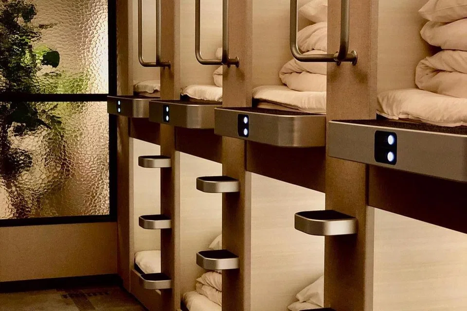 HOTEL KAPSUL: Bilik hotel kecil yang mencukupi untuk rehat ini menjadi trend hotel yang kian meningkat. Hotel kapsul Inn Osaka ini adalah yang pertama di dunia dan dibuka sejak 1979. Kini, ia telah diubah suai untuk kelihatan lebih moden.