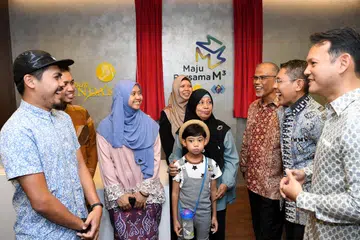 (Dari kanan) Menteri Negara Kanan (Pertahanan merangkap Tenaga Manusia), Encik Zaqy Mohamad; Menteri di Pejabat Perdana Menteri, Dr Mohamad Maliki Osman; dan Menteri Bertanggungjawab bagi Ehwal Masyarakat Islam, Encik Masagos Zulkifli Masagos Mohamad, beramah tamah dengan relawan yang tampil dalam sebuah video yang ditayangkan semasa pelancaran pejabat bersama M Kuasa Tiga (M³) di Wisma Geylang Serai pada 2019.