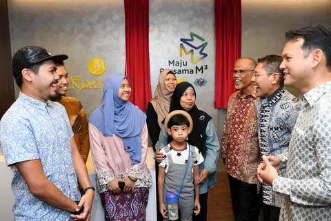 (Dari kanan) Menteri Negara Kanan (Pertahanan merangkap Tenaga Manusia), Encik Zaqy Mohamad; Menteri di Pejabat Perdana Menteri, Dr Mohamad Maliki Osman; dan Menteri Bertanggungjawab bagi Ehwal Masyarakat Islam, Encik Masagos Zulkifli Masagos Mohamad, beramah tamah dengan relawan yang tampil dalam sebuah video yang ditayangkan semasa pelancaran pejabat bersama M Kuasa Tiga (M³) di Wisma Geylang Serai pada 2019.
