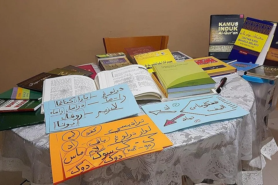 Sebahagian daripada koleksi mengenai Jawi yang menjadi bahan penyelidikan. - Foto DR HIRMAN MOHAMED KHAMIS