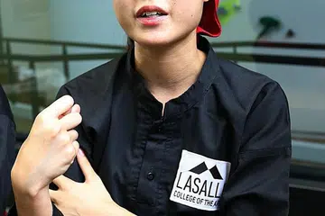 SILAT SEBAGAI PENGUAT KEYAKINAN: Berpandukan bebayang, bunyi dan gerak rasa, Cik Teo menyusun jurusan dan langkah memulakan pencak silat biarpun dalam keadaan separuh buta.