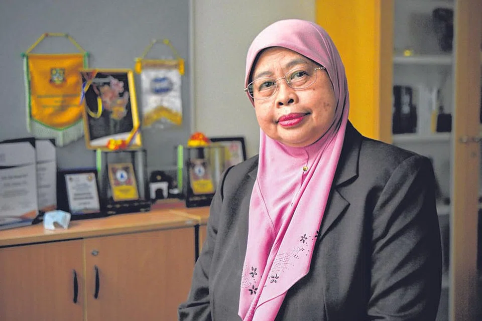 GALAK ANAK MELAYU TERAJU USAHA KEBAHASAAN: Profesor Madya Dr Hadijah Rahmat berpandangan bahawa isu yang dihadapi masyarakat Melayu Singapura bukanlah kekurangan pelapis. Isu sebenar ialah keupayaan pelapis kelahiran Singapura menerajui pelbagai usaha kebahasaan, kebudayaan, warisan dan kesusasteraan di peringkat Nusantara. Beliau diwawancara di Institut Pendidikan Nasional (NIE) Universiti Teknologi Nanyang (NTU) baru-baru ini. - Foto BM oleh MARK CHEONG