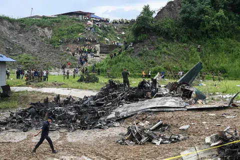 Penerbangan Saurya Airlines yang membawa dua anak kapal dan 17 kakitangan syarikat itu yang dalam penerbangan ujian terhempas di Kathmandu, mengorbankan semua kecuali juruterbang.