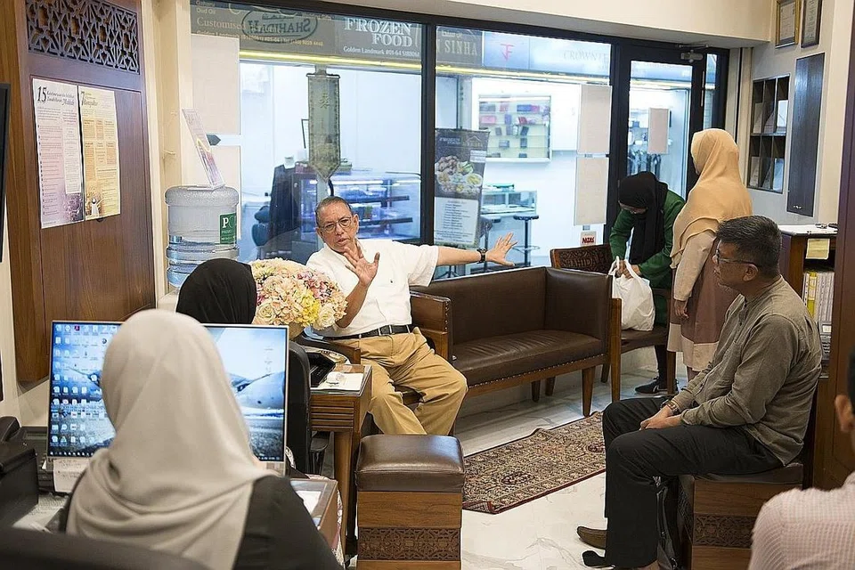 TANGANI KEMELUT: Ketua Pegawai Eksekutif kumpulan syarikat Shahidah, Encik Ayoob Angullia (menghadap kamera) ketika bertemu pekerjanya bagi merancangkan langkah selanjut untuk mengatasi krisis wabak koronavirus yang menjejas perniagaannya. - Foto BH oleh HARITH MUSTAFFA