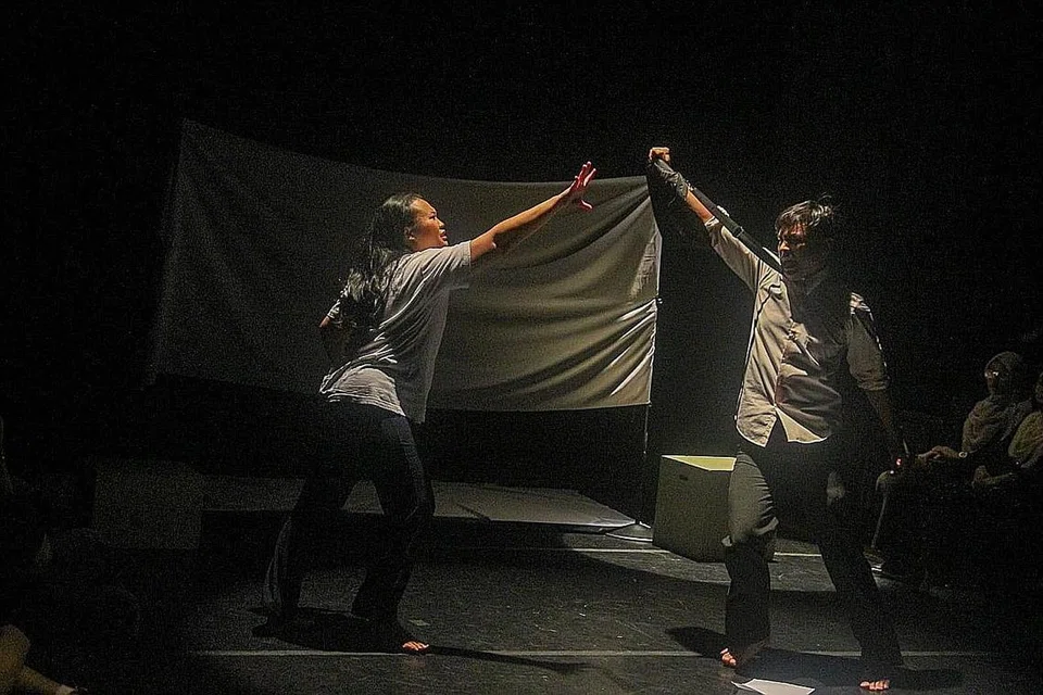 RUANG ANAK MUDA BERKARYA: Acara 'Ruang: Cerita Kita' anjuran Variasi baru-baru ini memberi ruang kepada anak muda setempat berkarya, antaranya dalam bentuk pementasan. - Foto VARIASI PERFORMING ARTS