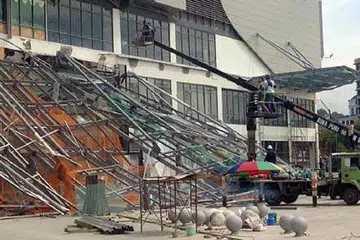 DALAM PEMBINAAN: Pusat beli-belah KK Times Square di Kota Kinabalu ini sedang dalam pembinaan apabila struktur bumbung di pintu masuk bangunan itu runtuh semalam. - Foto NSTP