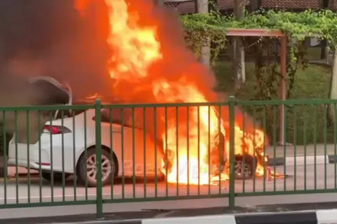 Menurut Pasukan Pertahanan Awam Singapura (SCDF), tiada sesiapa cedera selepas sebuah kereta terbakar di Jurong West Street 51 dan punca kebakaran sedang disiasat.