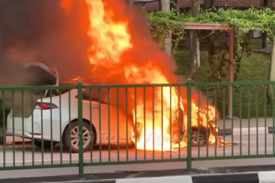Menurut Pasukan Pertahanan Awam Singapura (SCDF), tiada sesiapa cedera selepas sebuah kereta terbakar di Jurong West Street 51 dan punca kebakaran sedang disiasat.