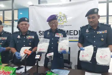 RAMPASAN TERBESAR: Ketua Pengarah Kastam, Datuk Zazuli Johan (dua dari kanan), menunjukkan 100 kilogram syabu yang merupakan rampasan dadah terbesar di Sabah sejauh ini.