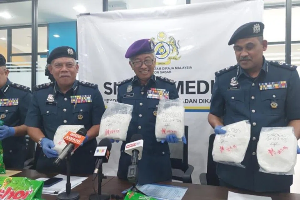 RAMPASAN TERBESAR: Ketua Pengarah Kastam, Datuk Zazuli Johan (dua dari kanan), menunjukkan 100 kilogram syabu yang merupakan rampasan dadah terbesar di Sabah sejauh ini.