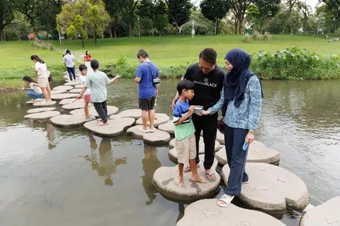 Encik Khairil dan Cik Hasliani menyifatkan Iman sebagai kanak-kanak yang gemar berada di luar rumah.