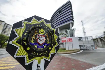 Suruhanjaya Pencegahan Rasuah Malaysia (SPRM) menahan tiga pegawai kanan Jabatan Imigresen Johor dan seorang pengarah syarikat  kerana disyaki terbabit rasuah dan pengubahan wang haram berkaitan salah guna permohonan visa asing berjumlah RM1.2 juta.
