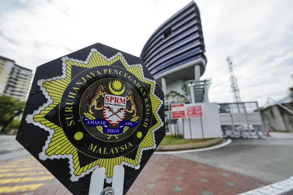 Suruhanjaya Pencegahan Rasuah Malaysia (SPRM) menahan tiga pegawai kanan Jabatan Imigresen Johor dan seorang pengarah syarikat  kerana disyaki terbabit rasuah dan pengubahan wang haram berkaitan salah guna permohonan visa asing berjumlah RM1.2 juta.