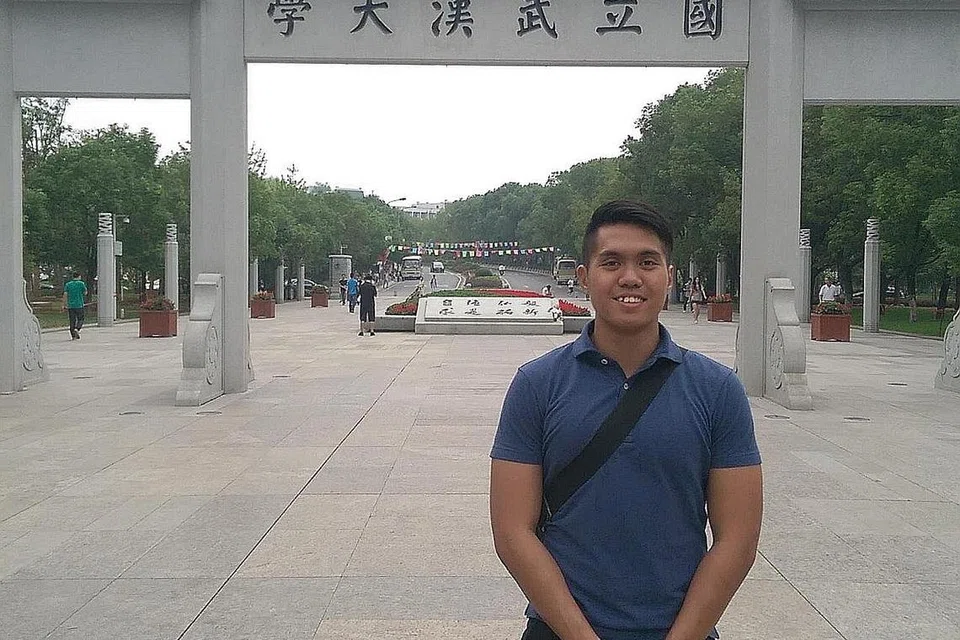 JALANI KUARANTIN: Encik Mohamad Fitri, pelajar perubatan di Universiti Wuhan, antara warga Singapura yang dibantu pulang Khamis lalu dengan menaiki penerbangan khas Scoot dan kini menjalani kuarantin. - Foto ihsan MOHAMAD FITRI MOHAMAD RASHED