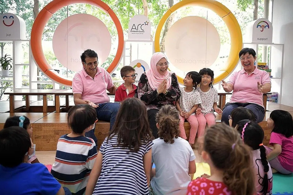 SEDIA BERKHIDMAT SECARA SUKARELA: Cik Sadiah (betudung, tengah) meluangkan masa mengajar Bahasa Melayu yang diselitkan dengan aktiviti seperti menyanyi dan melukis bersama kanak-kanak di Pusat Kanak-kanak Arc yang terletak di Lorong Limau. Pusat itu diasaskan oleh dua sahabat, Cik Ronita Paul (kiri) dan Cik Geraldine Lee (kanan). Ditubuhkan untuk menyediakan penjagaan holistik dan bersepadu serta sokongan pendidikan kepada kanak-kanak yang menghidapi barah dan penyakit mengancam nyawa lain. Tahun ini, mereka mengambil 50 kanak-kanak yang menghidap barah serta 23 adik-beradik mereka, dengan kanak-kanak termuda berusia dua tahun dan yang paling tua berusia 16 tahun. - Foto BH oleh KUA CHEE SIONG